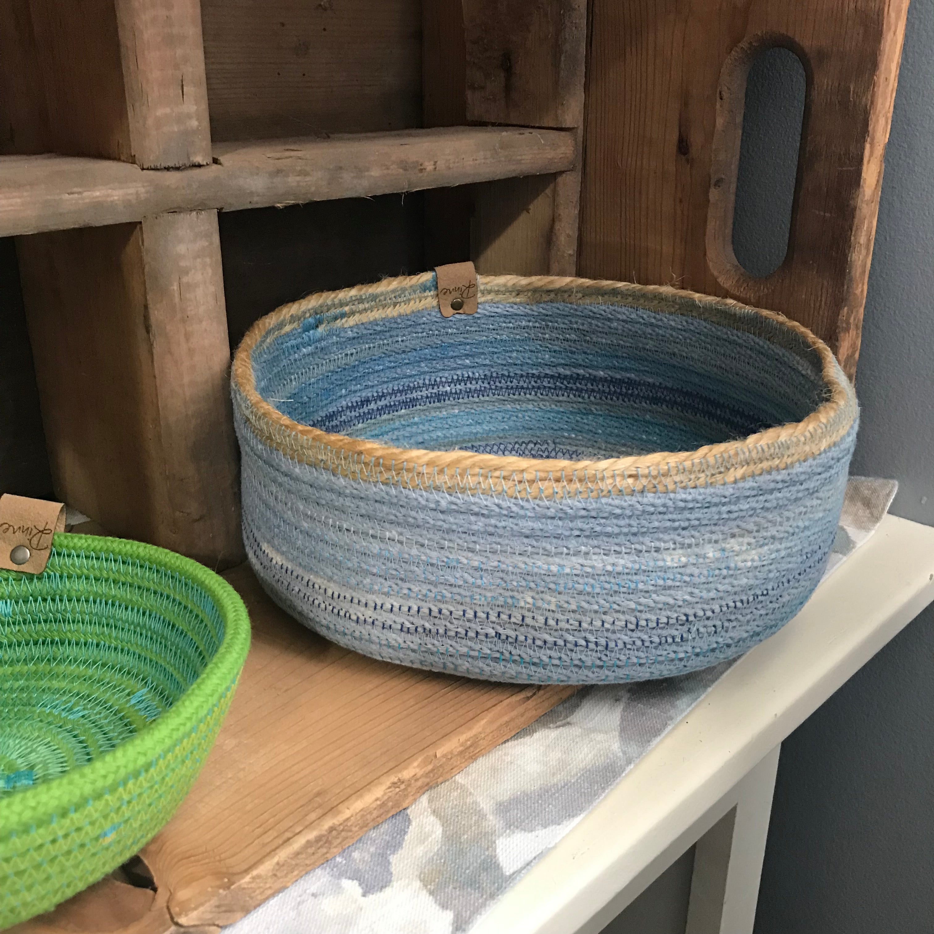 medium rope tray blue variegated with jute