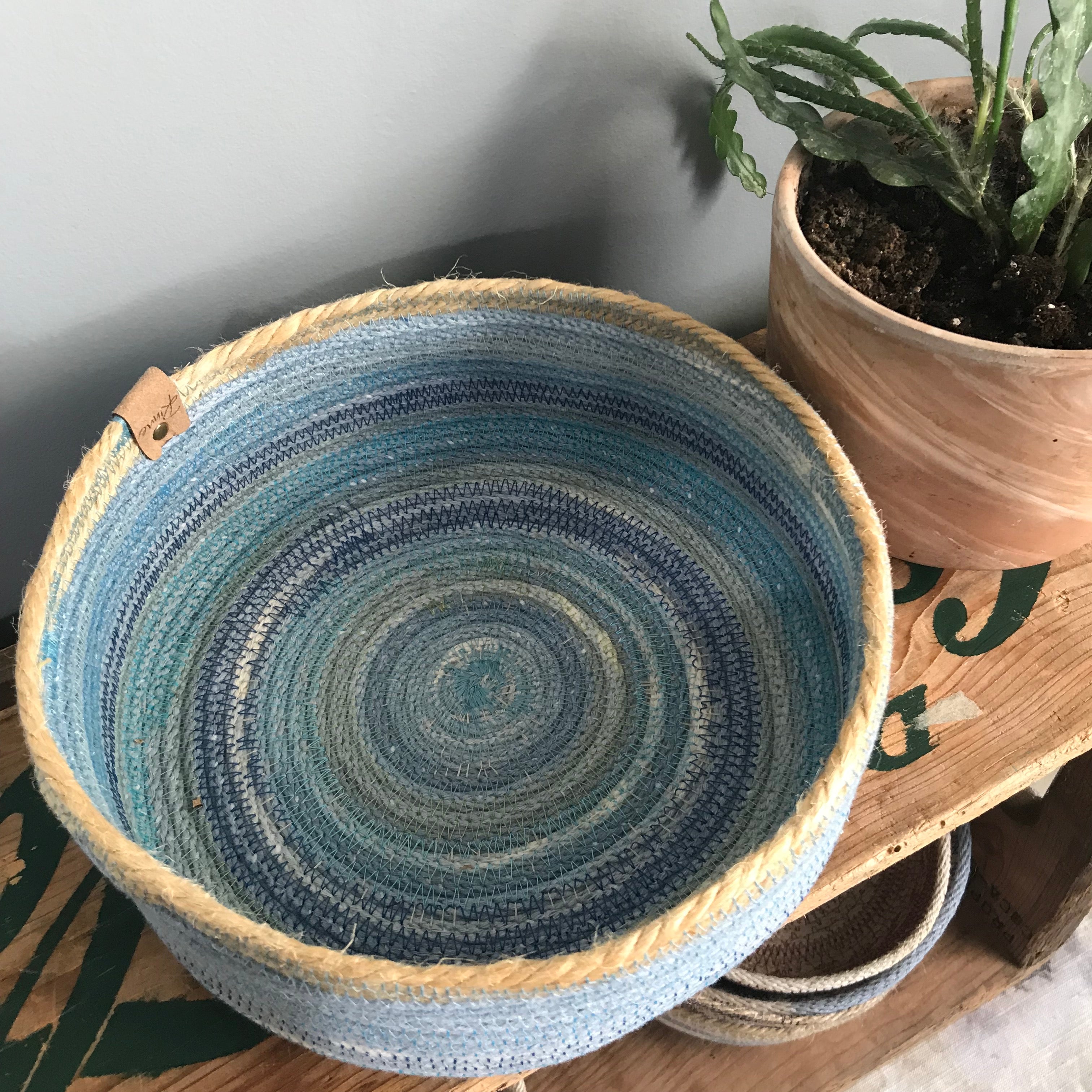 medium rope tray blue variegated with jute