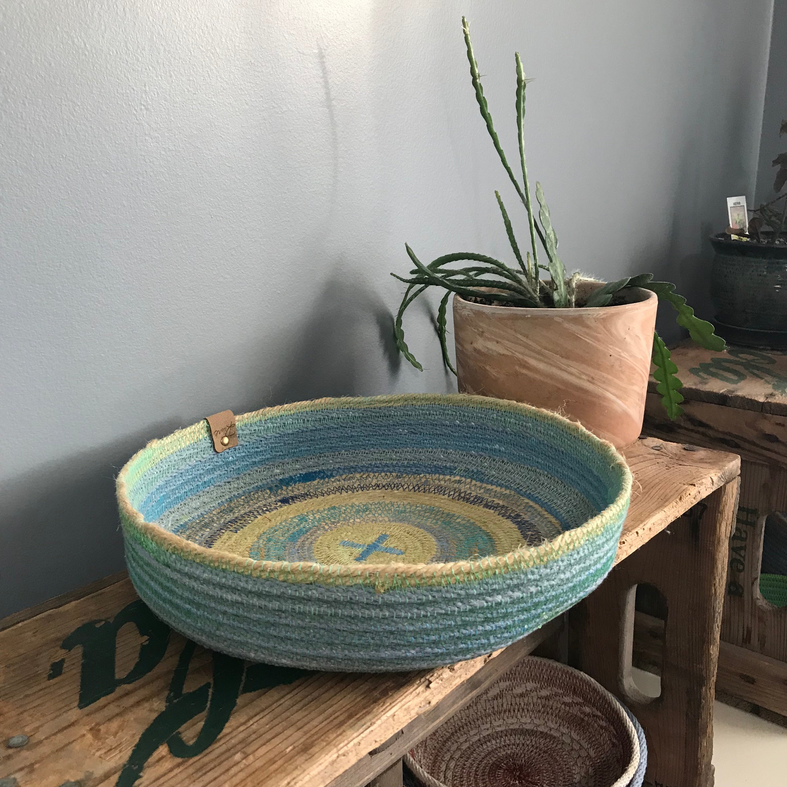 large rope tray blue with jute variegated