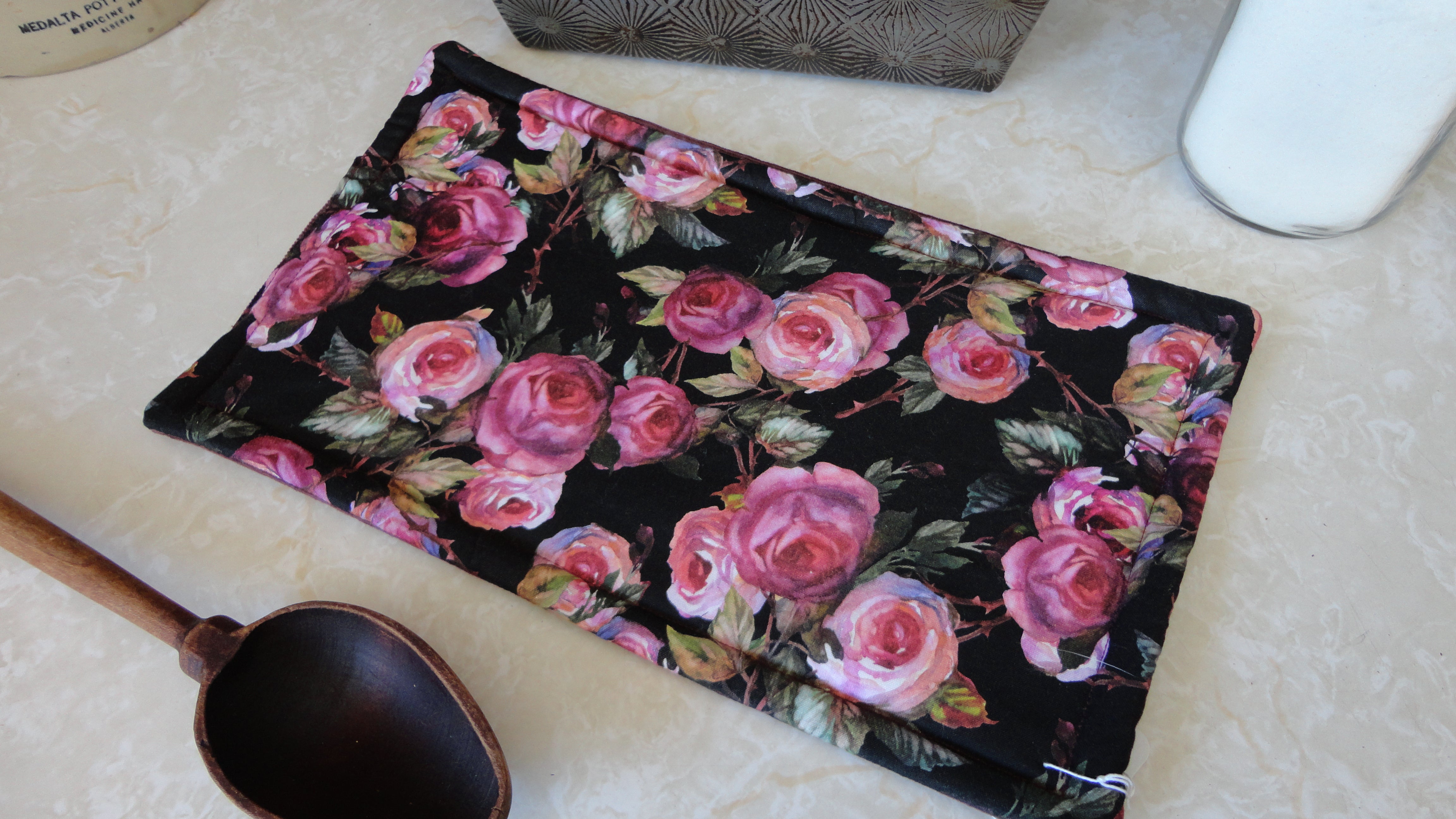 black and pink roses Heavy duty Hotpad Single Casserole Size